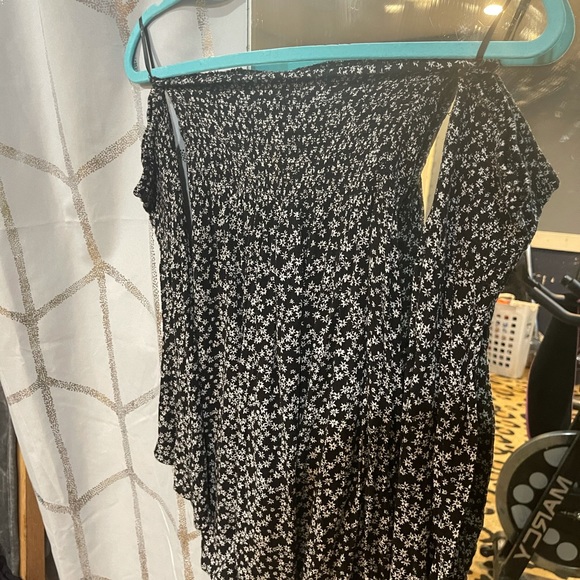 Black dress with white daisies - Picture 4 of 8